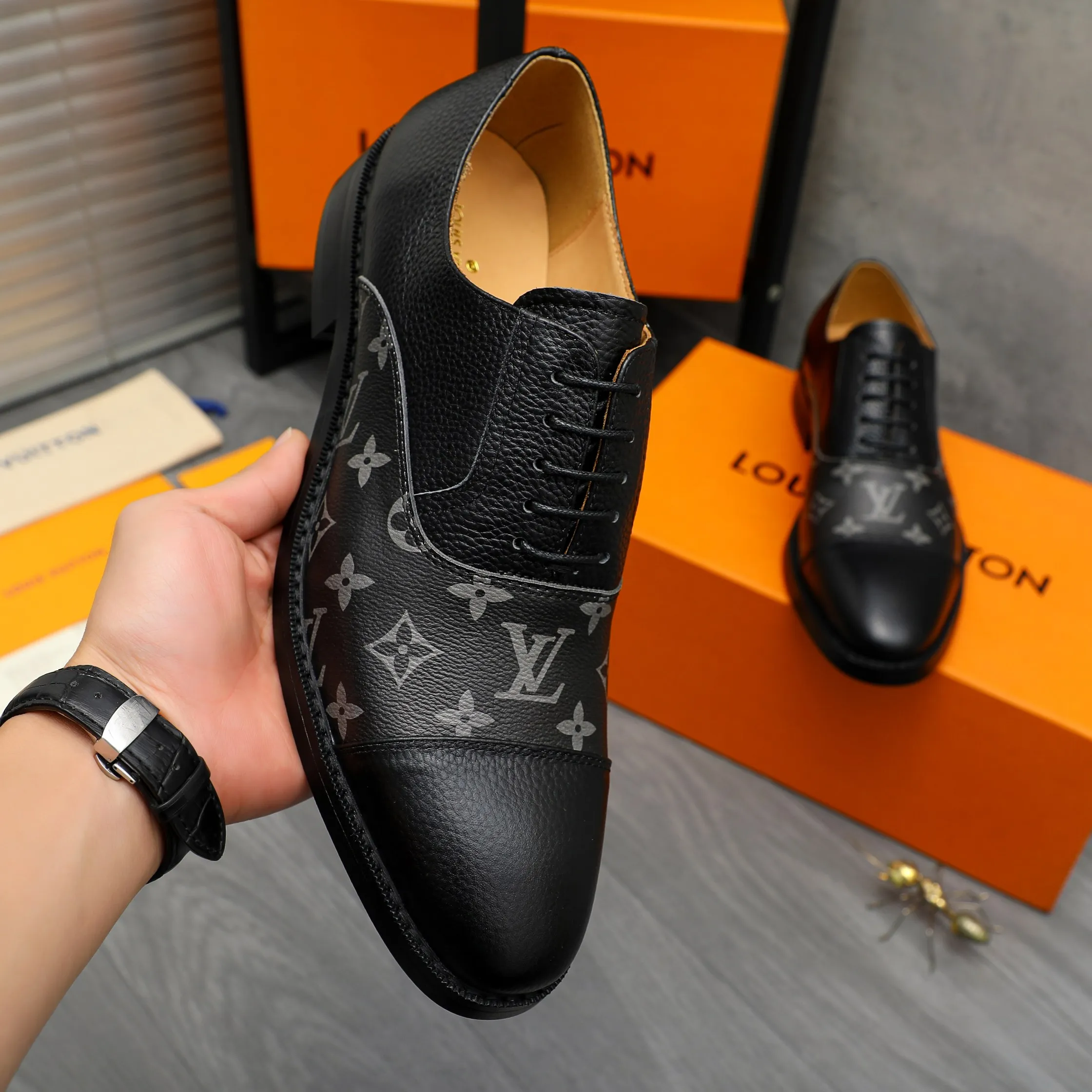 Men's shoes 💰500 Product trademark: LV "Louis Vuitton" business formal leather shoes Regular size: 39-45 (.45 customization is non-refundable) Product material: Selected pebbled cowhide stitching printed upper, cowhide lining, original rubber outsole